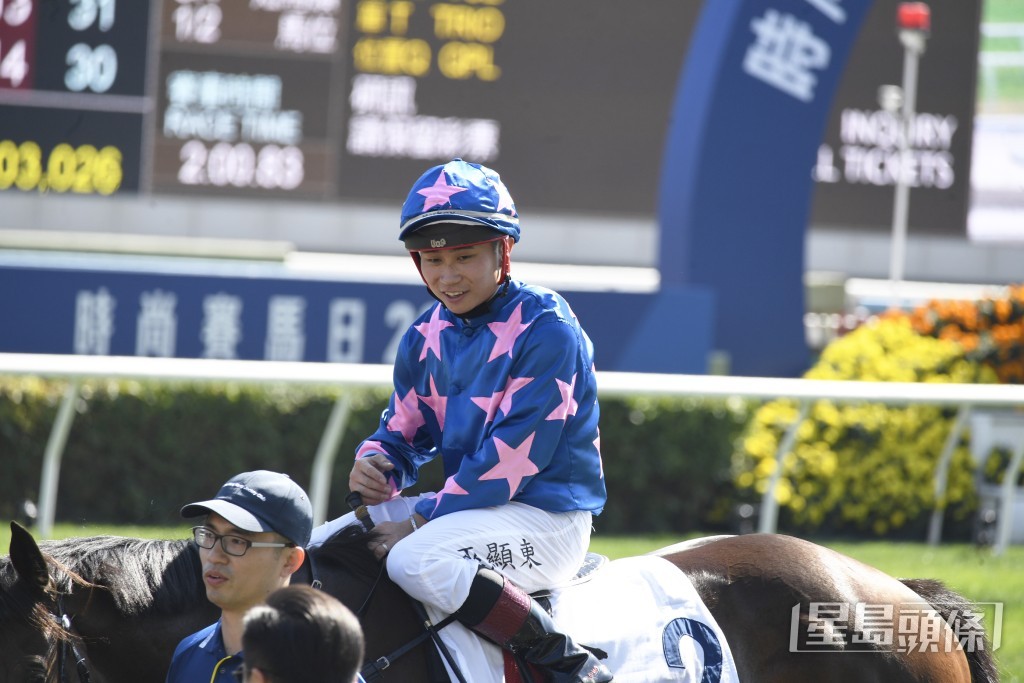 今朝巫顯東親試「有心意」，課前課後更同羅富全緊張交談。