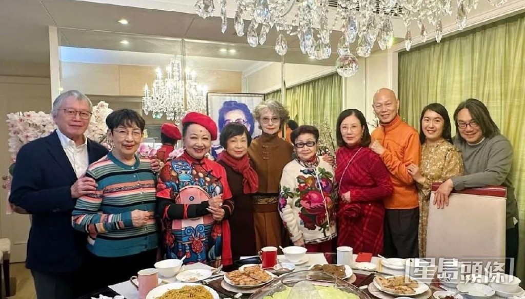 汪明荃、羅家英在新年留在家等朋友來拜年。