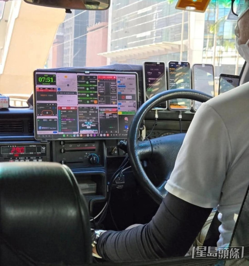 過往不少的士司機車頭都設有「手機陣」。網圖
