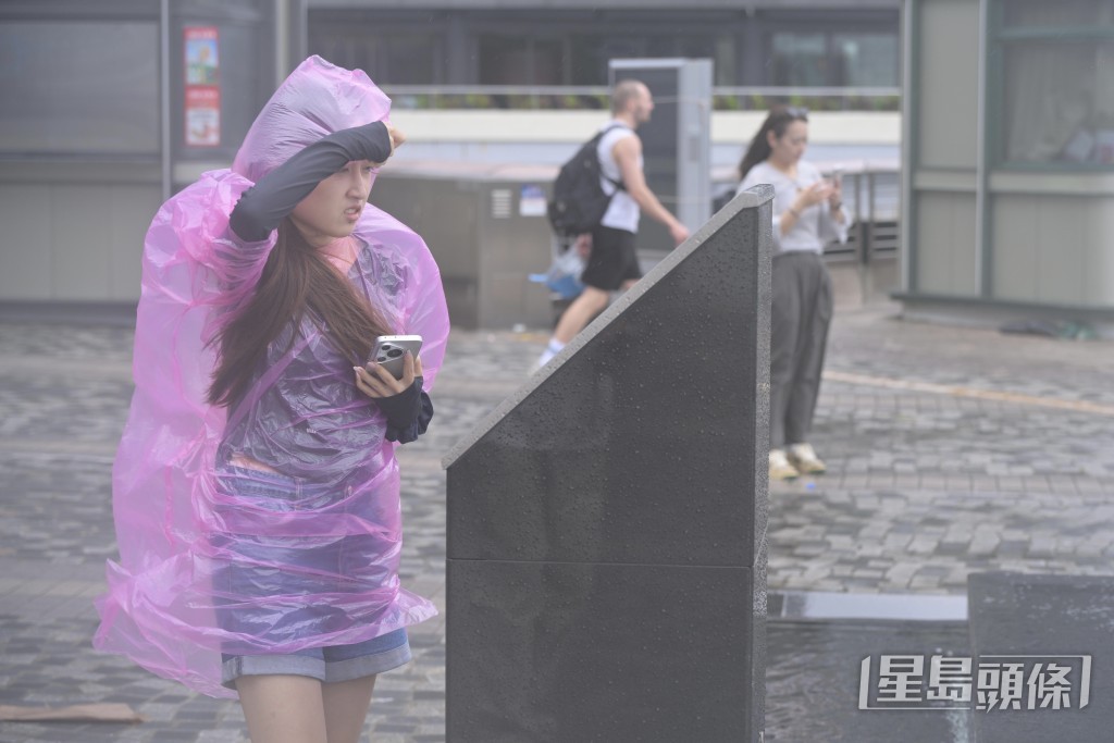 昨日雖然中午12:40分改發三號強風信號,黃色暴雨警告信號至下午6時45分取消,天文台至晚上7時10分取消所有熱帶氣旋警告。 昨日雖然中午12:40分改發三號強風信號,黃色暴雨警告信號至下午6時45分取消,天文台至晚上7時10分取消所有熱帶氣旋警告。
