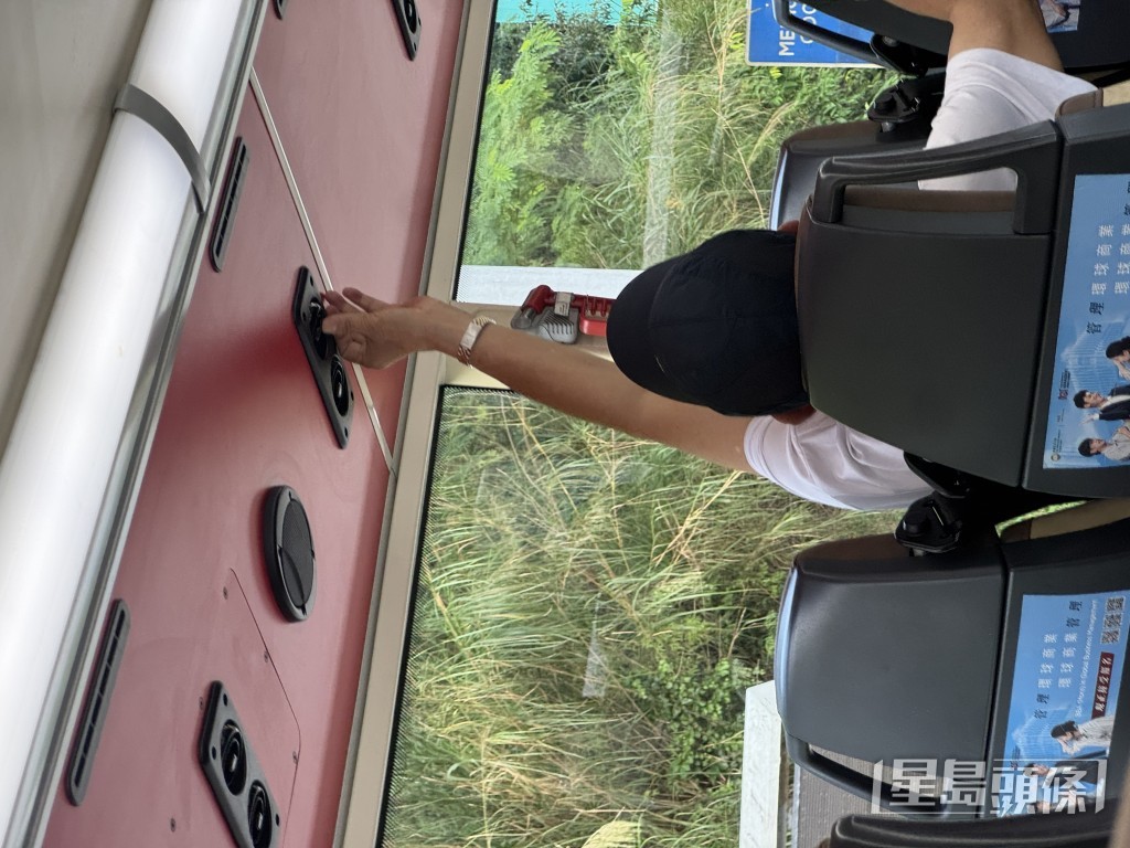 277X號巴士上層翳焗,客乘不時轉動出風口,嘗試調高風力。 277X號巴士上層翳焗,客乘不時轉動出風口,嘗試調高風力。