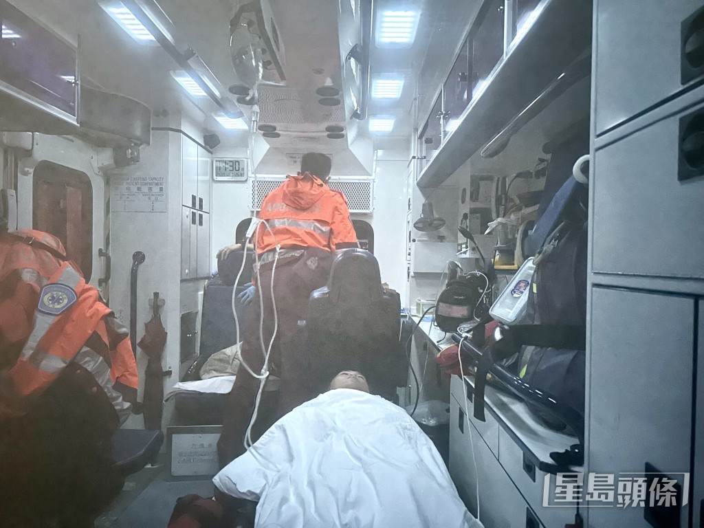 一名消防員吸入濃煙不適送院。林思明攝 一名消防員吸入濃煙不適送院。林思明攝
