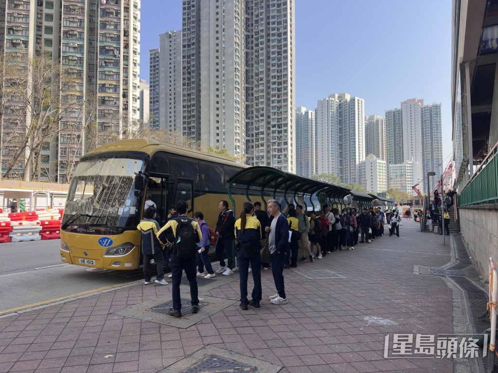 天水圍站安排接駁巴士。梁國峰攝