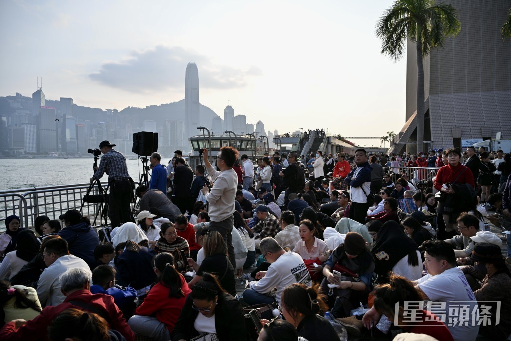 不少市民及旅客一早到尖沙咀及灣仔海旁「霸位」,現場人頭湧湧。 不少市民及旅客一早到尖沙咀及灣仔海旁「霸位」,現場人頭湧湧。
