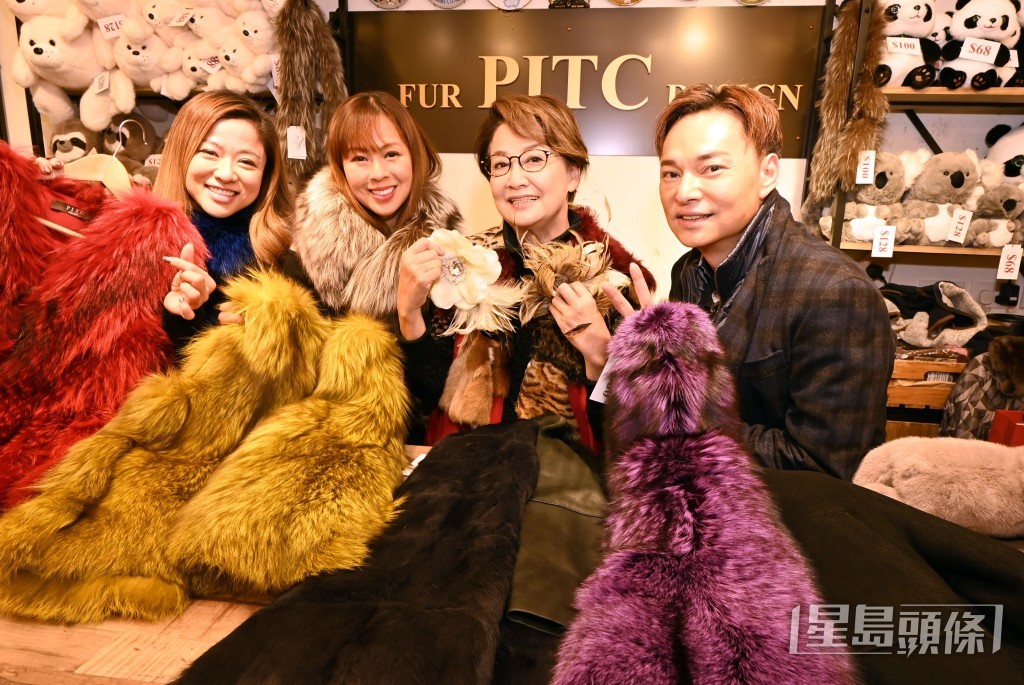 冰姐率《美麗40路》參加者Connie(左2)、 Heidi(左1)落舖揀毛毛褸。