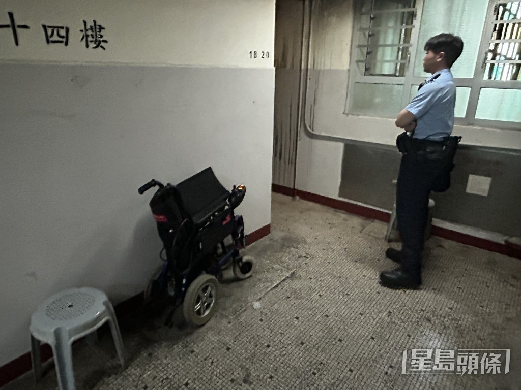 火警现场单位仍未解封,死者轮椅放在走廊。杨伟亨摄 火警现场单位仍未解封,死者轮椅放在走廊。杨伟亨摄