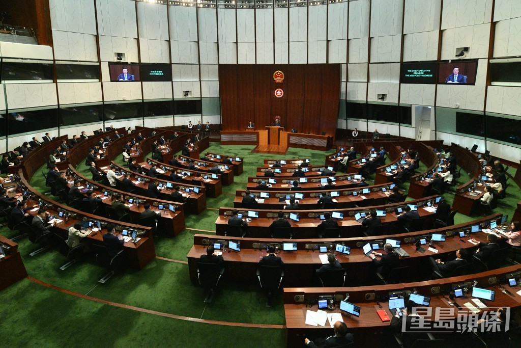 立法會會議，行政長官發表施政報告。盧江球攝