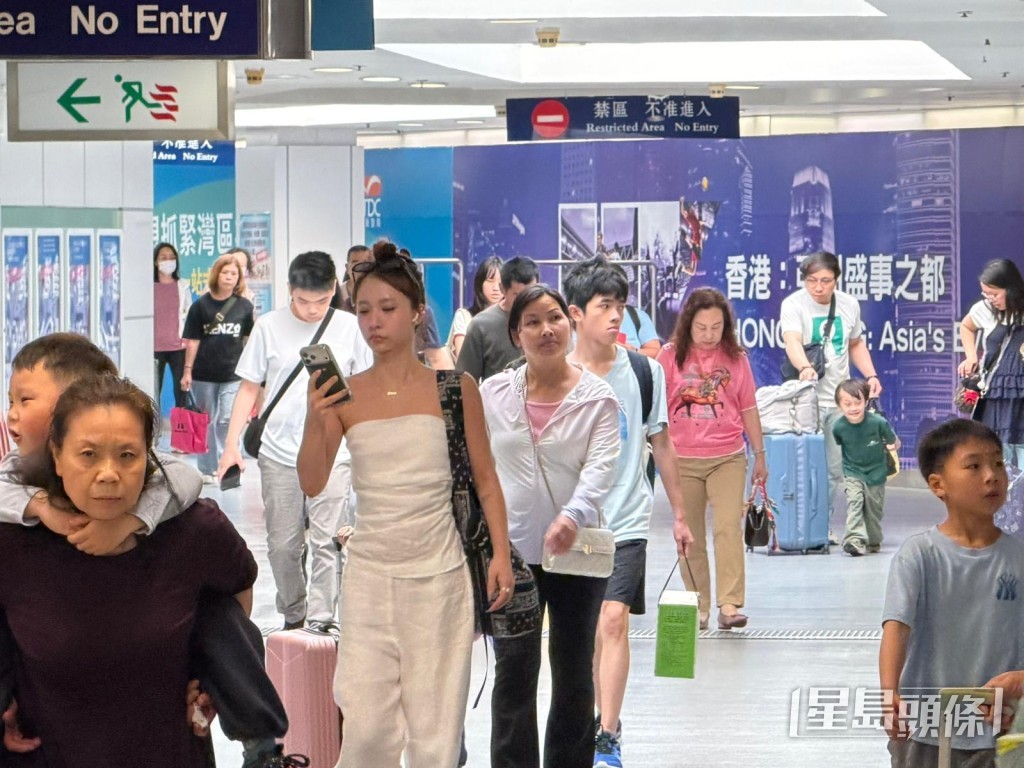 羅湖口岸過關市民絡繹不絕。