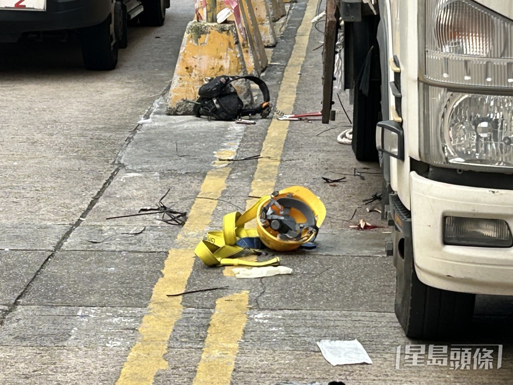 地面遺下安全帽。林思明攝