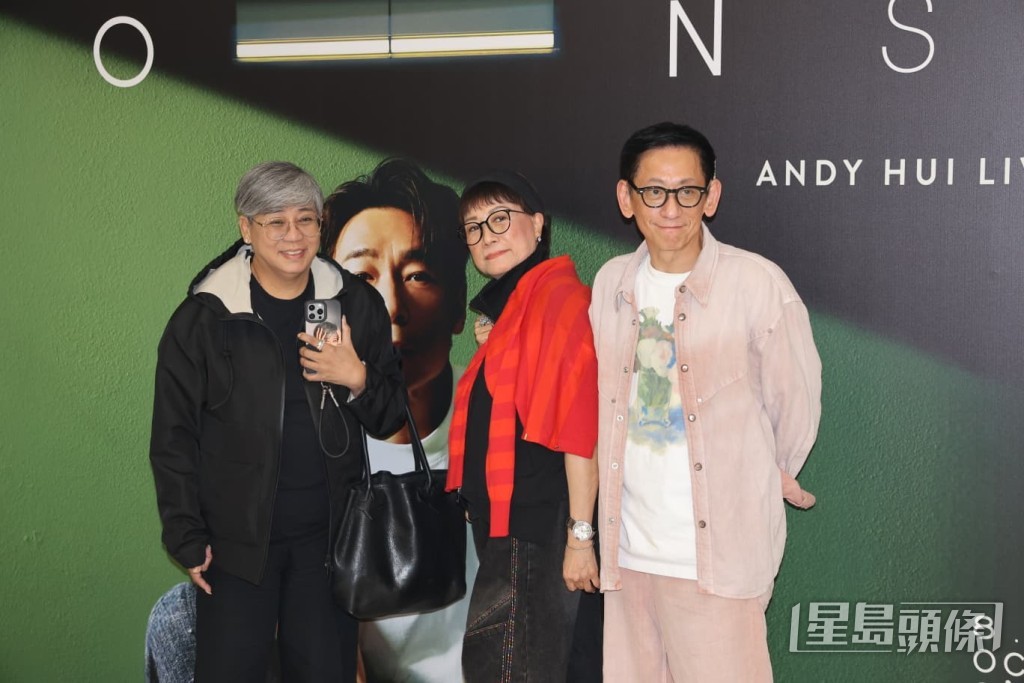 連炎輝(右)昨晚(10日)現身梅艷芳徙弟許志安在紅館舉行的演唱會。 連炎輝(右)昨晚(10日)現身梅艷芳徙弟許志安在紅館舉行的演唱會。