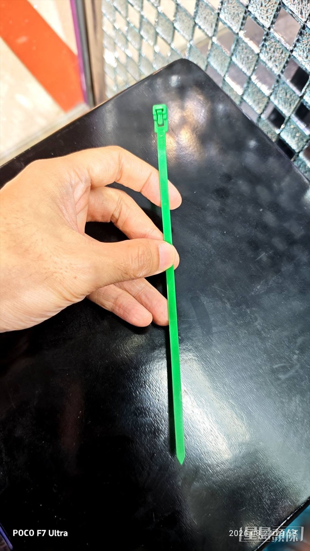 從他上載的相片中可見,他的「秘密武器」就是一條小小的綠色索帶。(帖文截圖) 從他上載的相片中可見,他的「秘密武器」就是一條小小的綠色索帶。(帖文截圖)