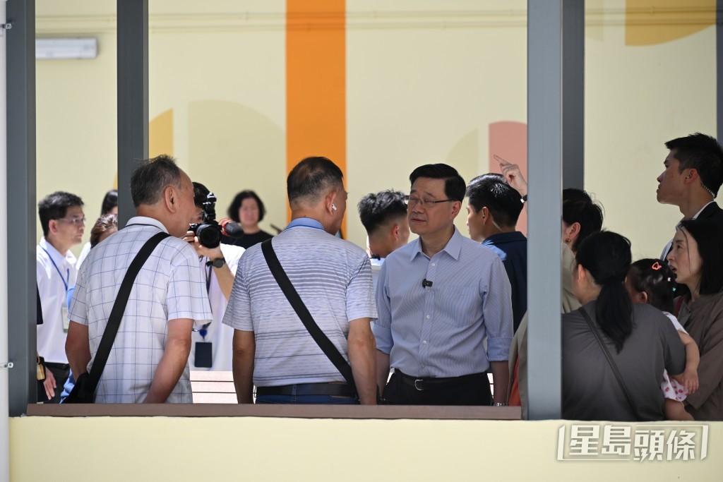 李家超與居民交流。劉駿軒攝 李家超與居民交流。劉駿軒攝