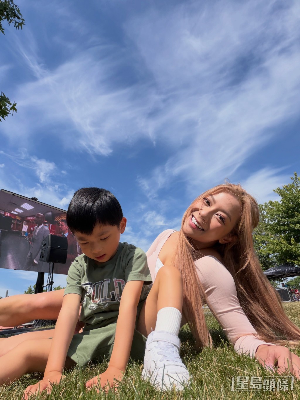何雁詩與兒子在溫哥華的大草地上曬太陽,享受悠閒親子時光。 何雁詩與兒子在溫哥華的大草地上曬太陽,享受悠閒親子時光。