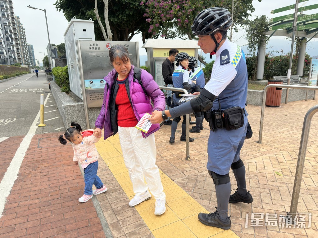 人員在單車徑內作單車巡邏，並向大眾作宣傳及教育單車安全的重要性。梁國峰攝