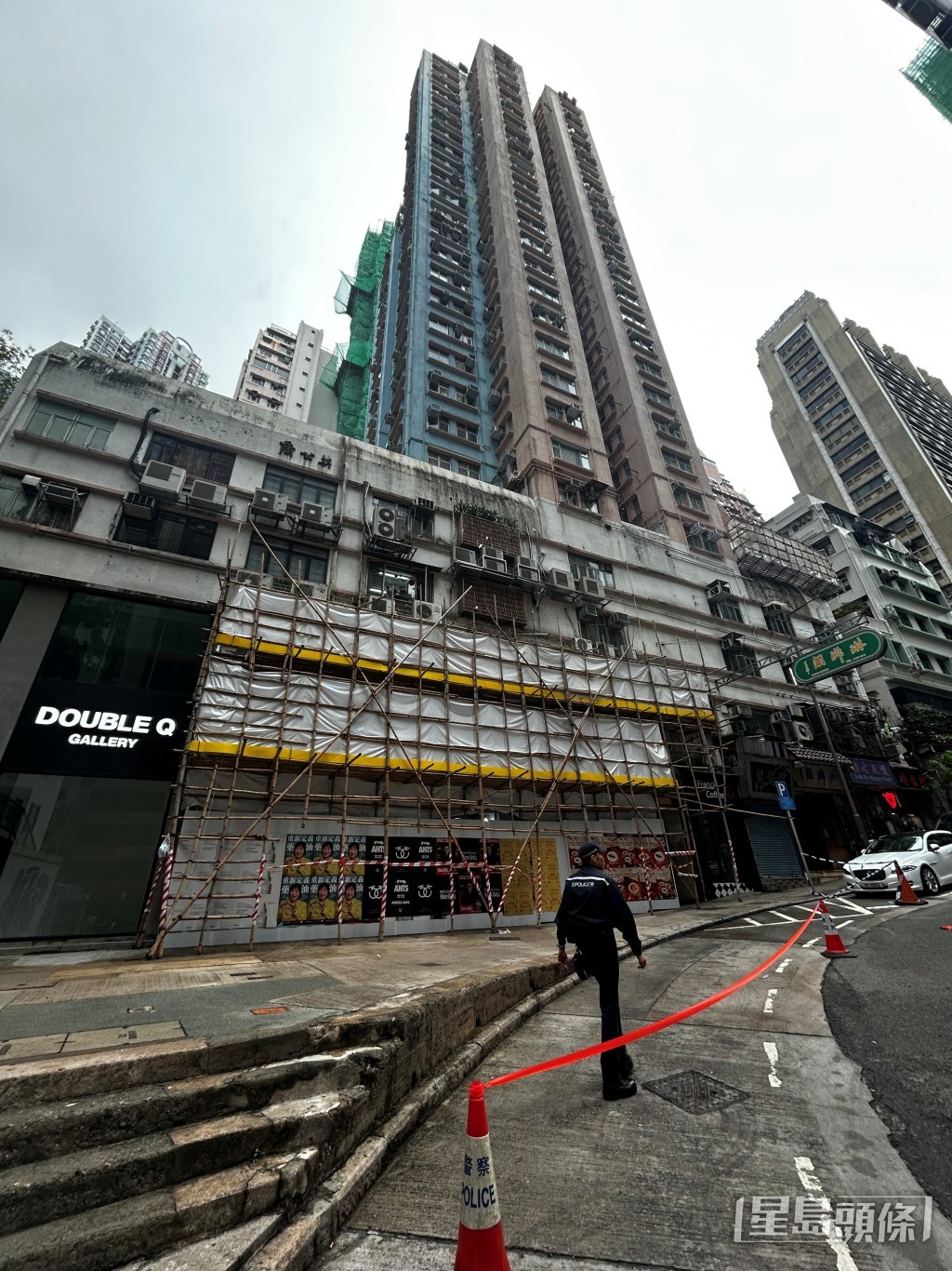 上環女子由高處墮地昏迷不醒。楊偉亨攝 上環女子由高處墮地昏迷不醒。楊偉亨攝