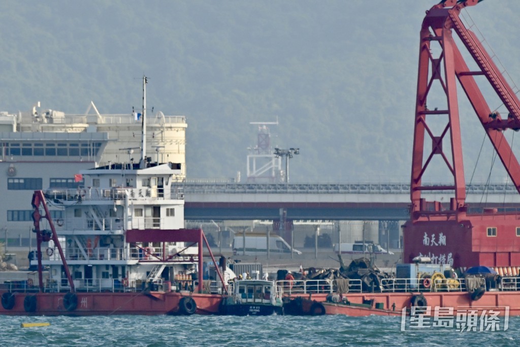 打撈船南天翔的甲板上清晰可見有大量機器殘骸。劉駿軒攝 打撈船南天翔的甲板上清晰可見有大量機器殘骸。劉駿軒攝
