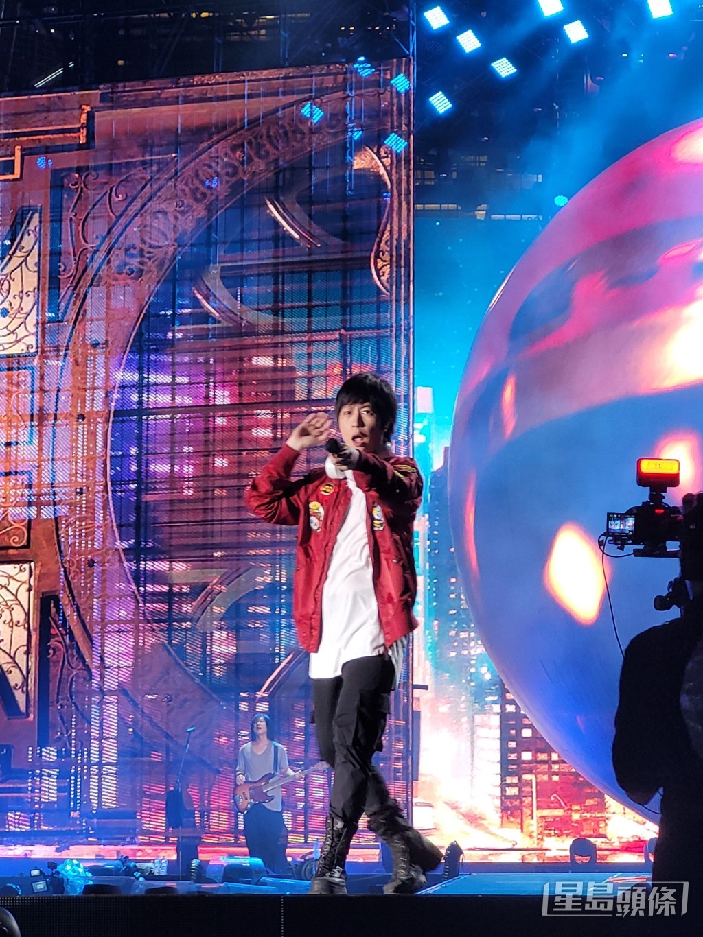 五月天阿信好受歡迎。 五月天阿信好受歡迎。