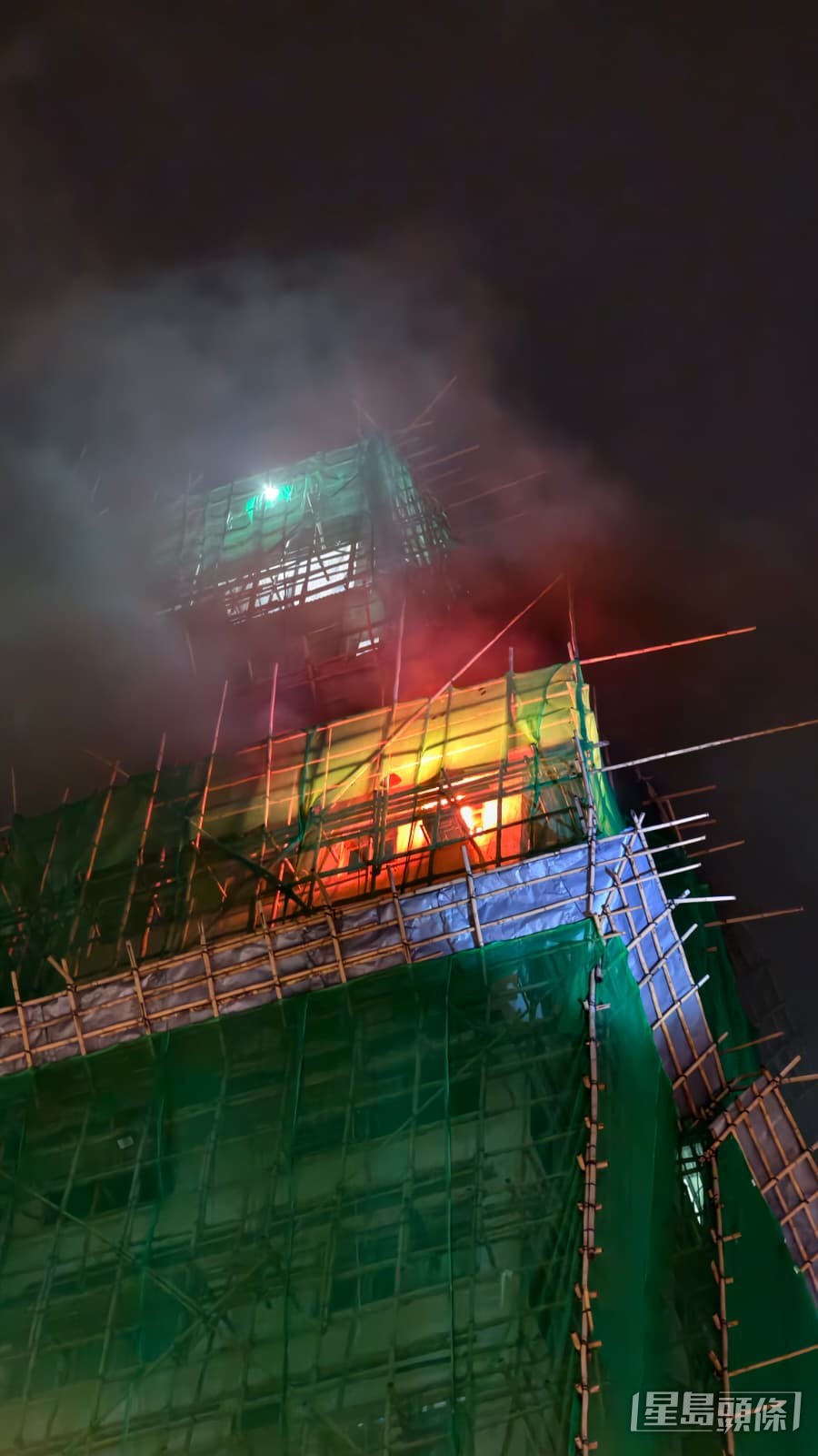 火警發生期間，現場火光熊熊。黃文威攝