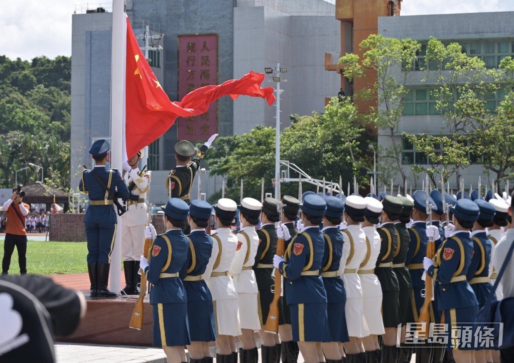早上10時正,升旗儀式開始。 早上10時正,升旗儀式開始。