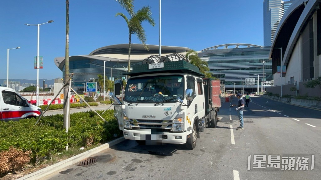 一輛貨車沿龍和道西行期間,司機聞到燶味停車。楊偉亨攝 一輛貨車沿龍和道西行期間,司機聞到燶味停車。楊偉亨攝