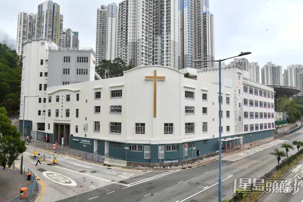 外墙独特招牌字体及大型十字架按原址翻新，保留地区地标视觉元素与市民集体回忆。