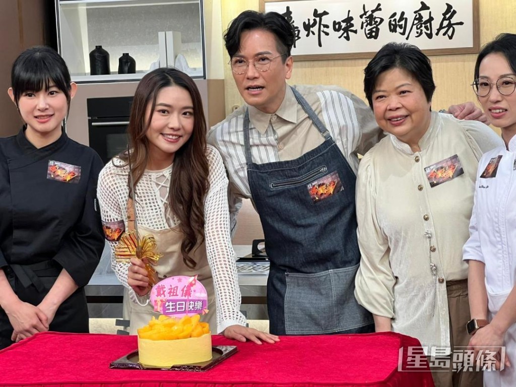 Joey切饼庆祝。