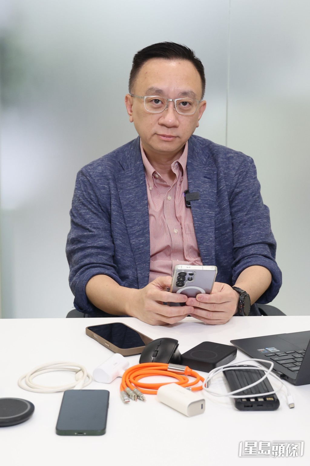 香港資訊科技商會榮譽會長方保僑分享如何保養手機鋰電池。