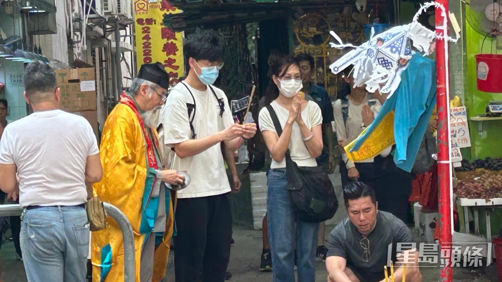 死者妻兒傷心哀慟。 死者妻兒傷心哀慟。