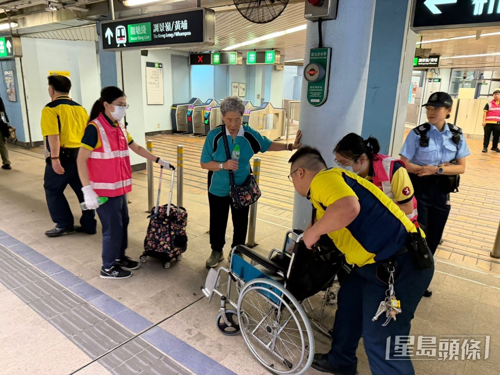 港鐵安排免費接駁巴士來往九龍塘至大圍站,現場有職員指引及協助乘客。 港鐵安排免費接駁巴士來往九龍塘至大圍站,現場有職員指引及協助乘客。