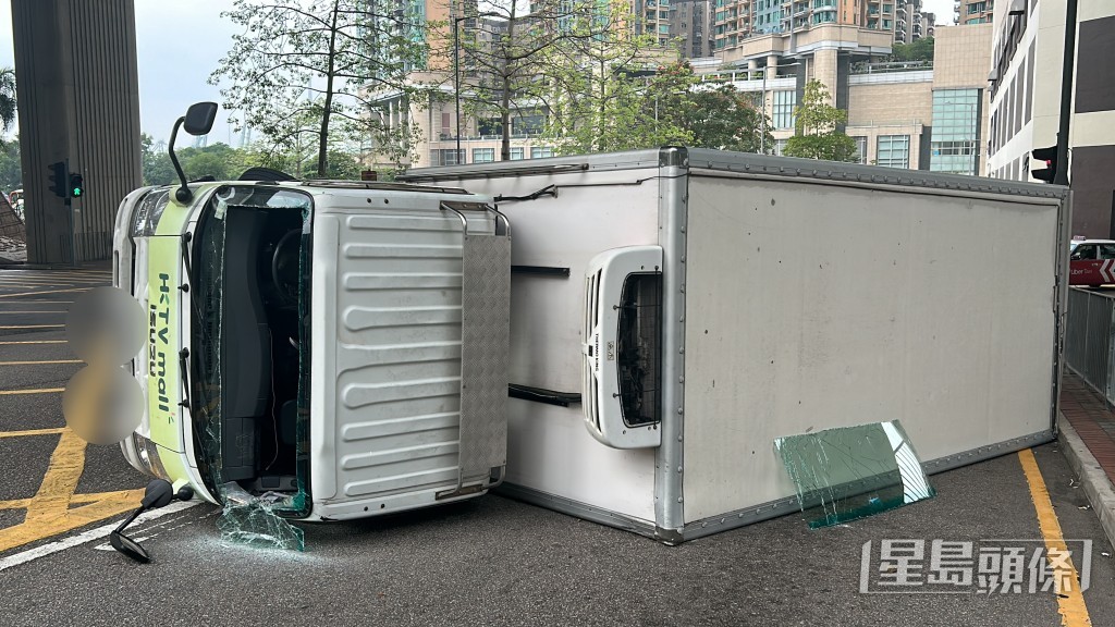 司機及跟車工人一度被困。林思明攝 司機及跟車工人一度被困。林思明攝
