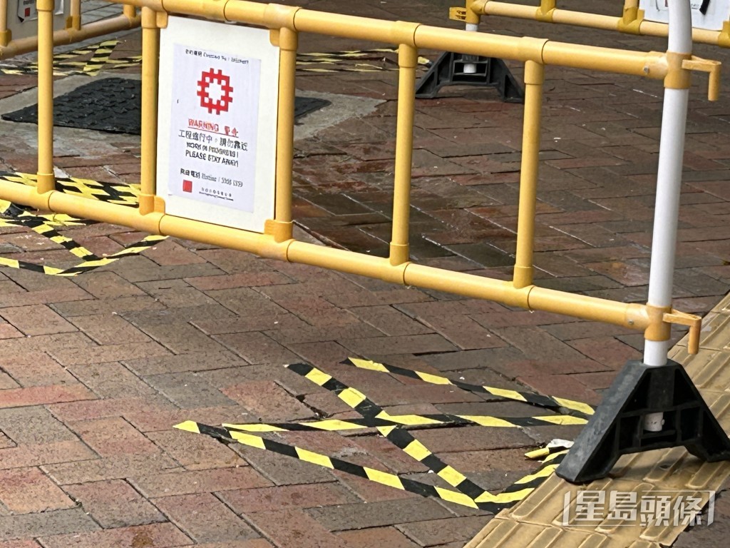 地面遺下大灘疑為腐蝕性液體。林思明攝