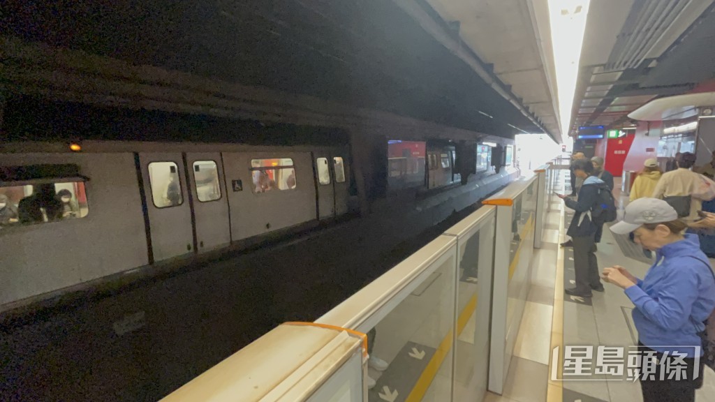 列車服務逐步回復正常。楊偉亨攝 列車服務逐步回復正常。楊偉亨攝