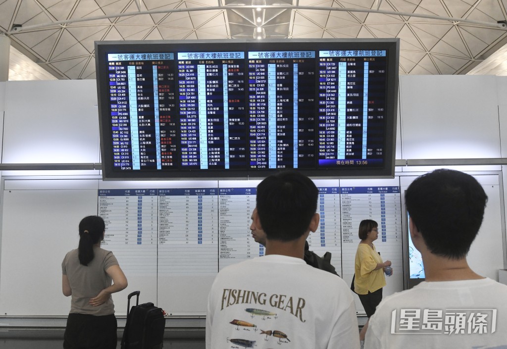截至今日上午10时30分，共有61班离港及40班抵港航班延误。何君健摄
