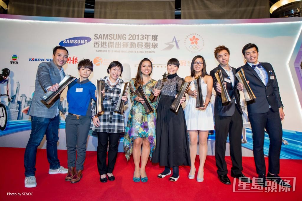 2013年,歐陽若曦(左)獲選為香港傑出運動員。 受訪者提供 2013年,歐陽若曦(左)獲選為香港傑出運動員。 受訪者提供