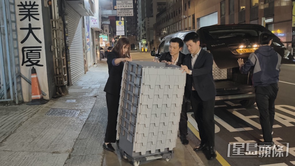 廉署人員準備多個膠箱以檢走證物。黃文威攝