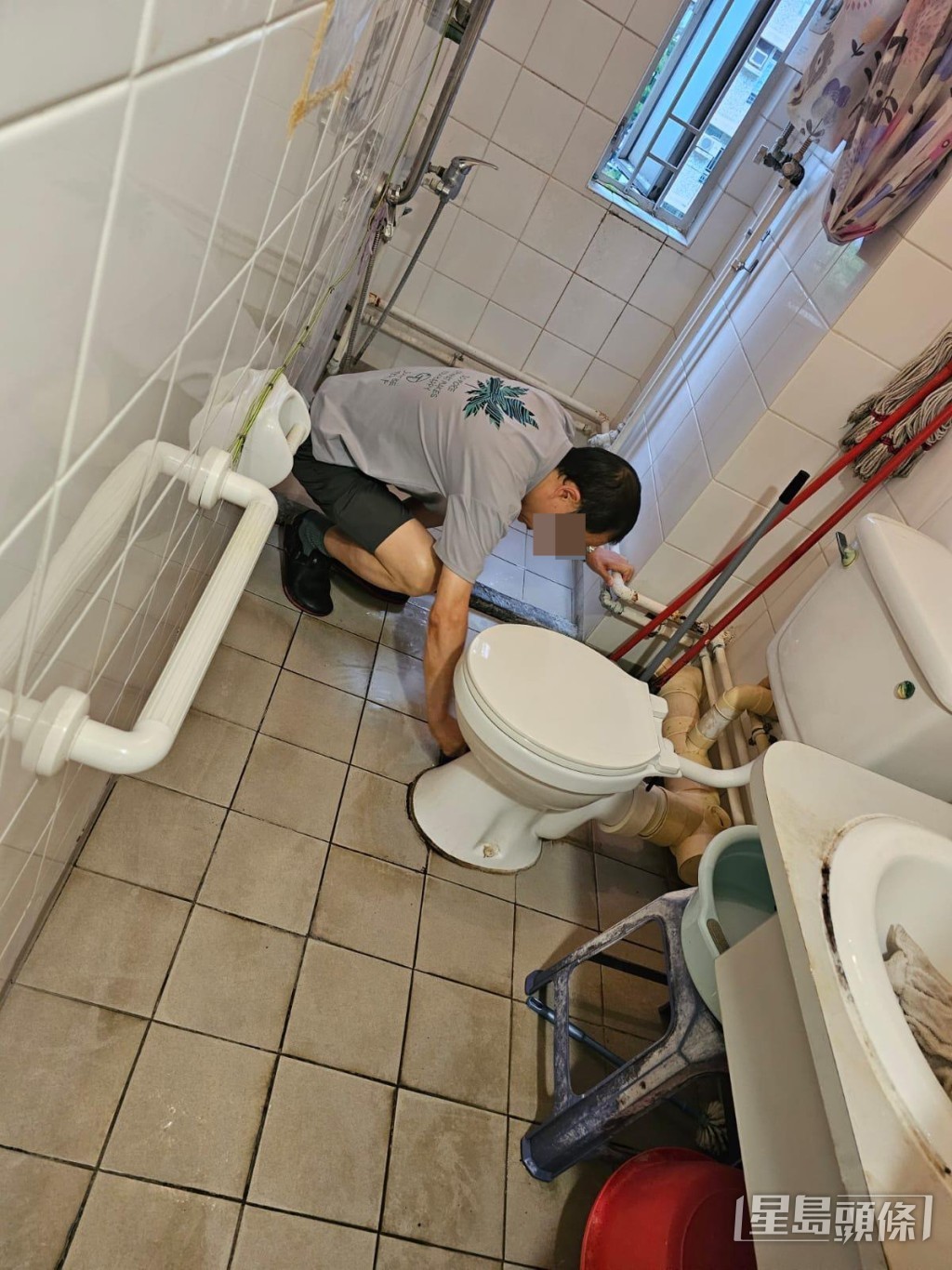 房署提供的相片顯示,清潔人員正落力刷洗廁所及地台。(房署提供相片) 房署提供的相片顯示,清潔人員正落力刷洗廁所及地台。(房署提供相片)