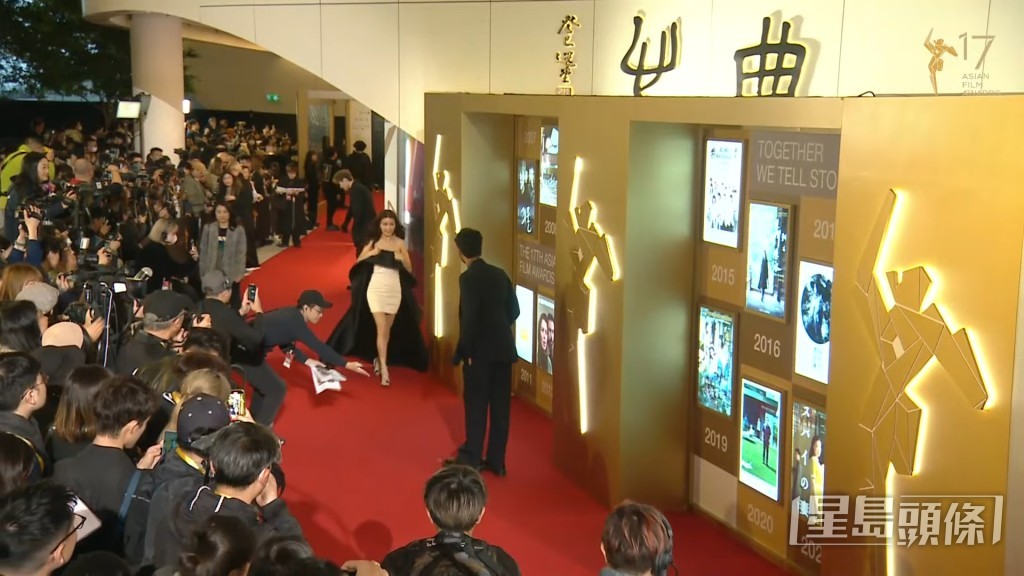 沈震轩女友陈欣妍多番拉高条裙。 沈震轩女友陈欣妍多番拉高条裙。