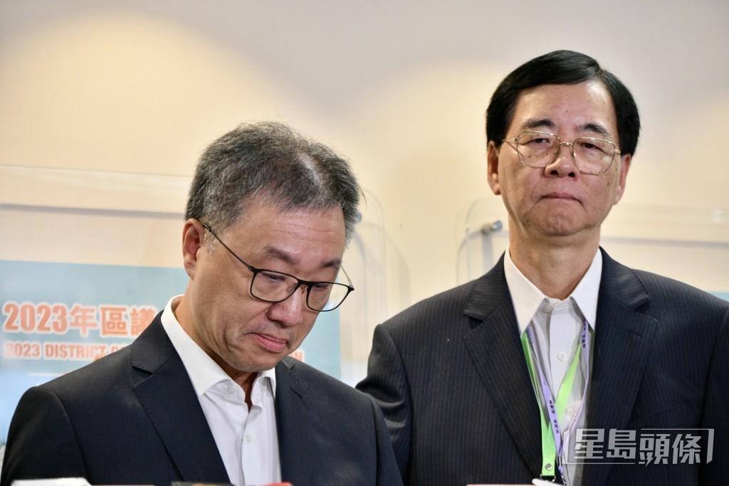 陸啟康就系統故障哽咽致歉。（盧江球攝）