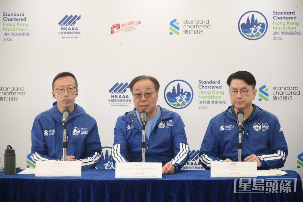 中国香港田径总会主席关祺（中）。