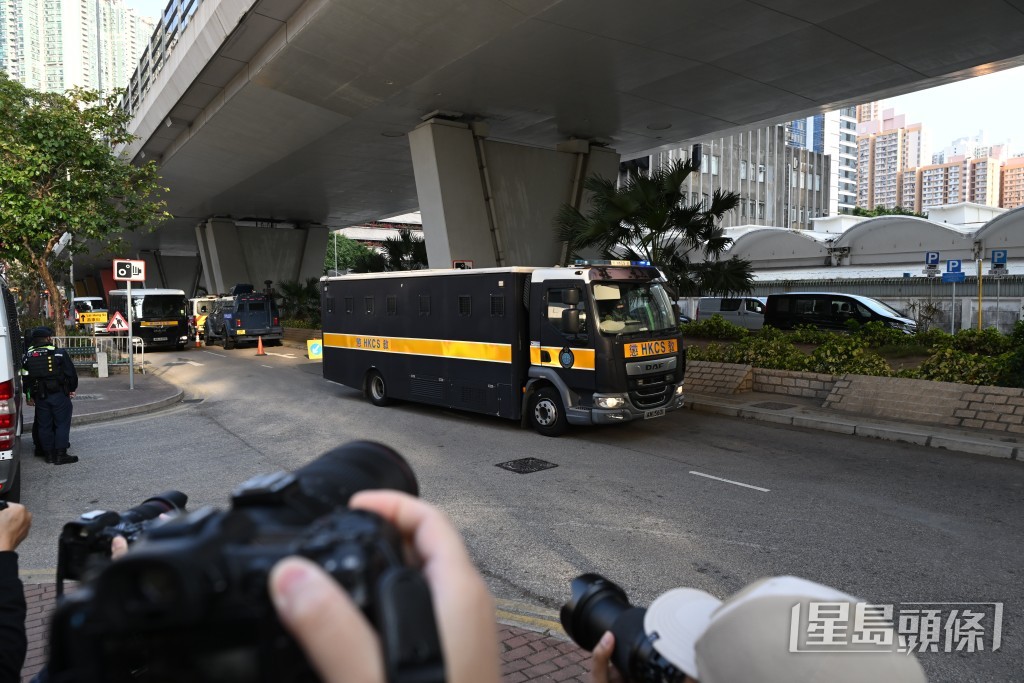 黎智英等12 被告判刑日-囚車駛入。劉駿軒攝