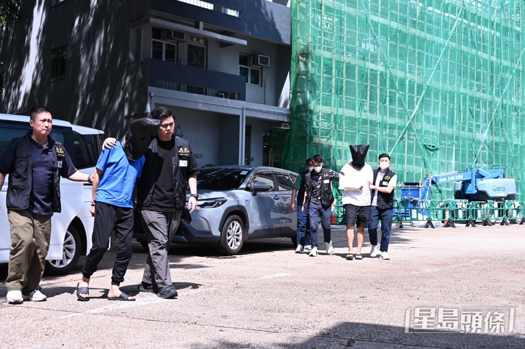 兩名被捕男子帶署調查。蔡楚輝攝 兩名被捕男子帶署調查。蔡楚輝攝