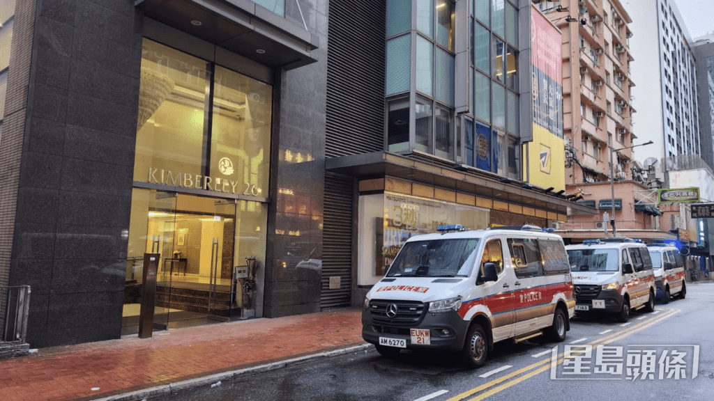 一名男子被發現昏迷倒臥在金巴利道26號旁的一條後巷內身亡。黎志偉攝 一名男子被發現昏迷倒臥在金巴利道26號旁的一條後巷內身亡。黎志偉攝