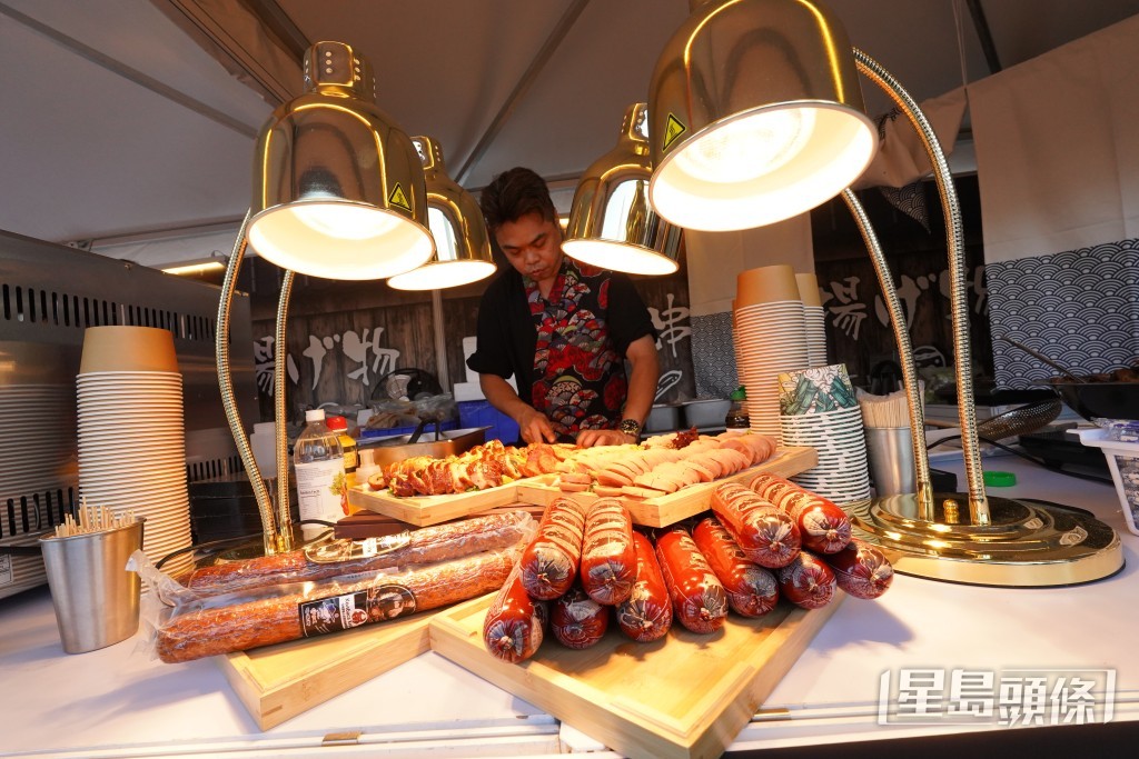 「香港美酒佳餚巡禮」亦設有美食攤檔。葉偉豪攝