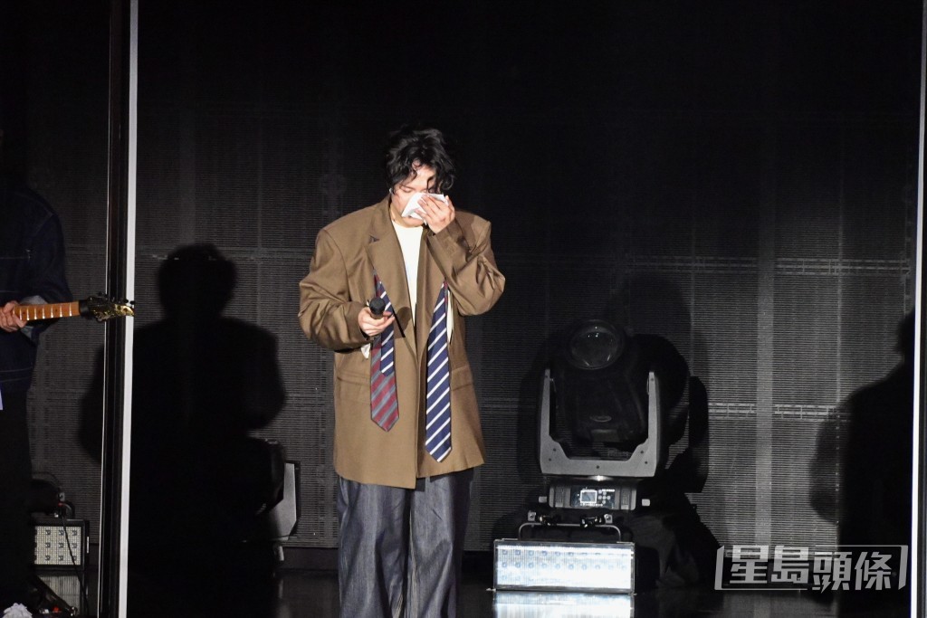 陳健安在台上哭成淚人。
