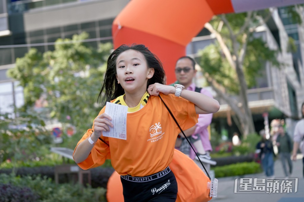 9歲的Amanda（右）。