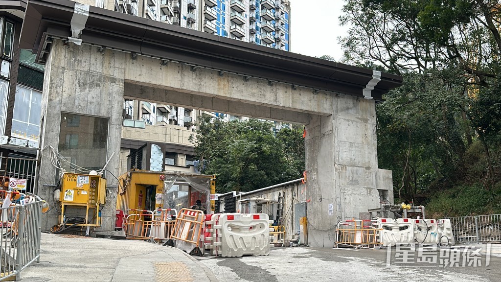 工人被鐵枝插中腹部送院。劉漢權攝