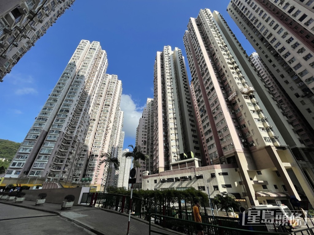 荃湾中心1座高层G室,实用面积354方呎,原则两房连天台户型,最新以380万元易手,呎价约10,734元。 荃湾中心1座高层G室,实用面积354方呎,原则两房连天台户型,最新以380万元易手,呎价约10,734元。