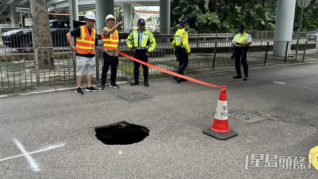 警員到場封路以便維修。蔡楚輝攝