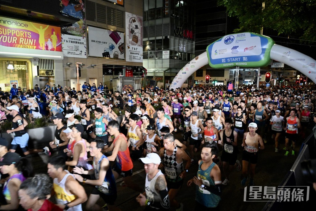 大批跑手預備開跑。 大批跑手預備開跑。