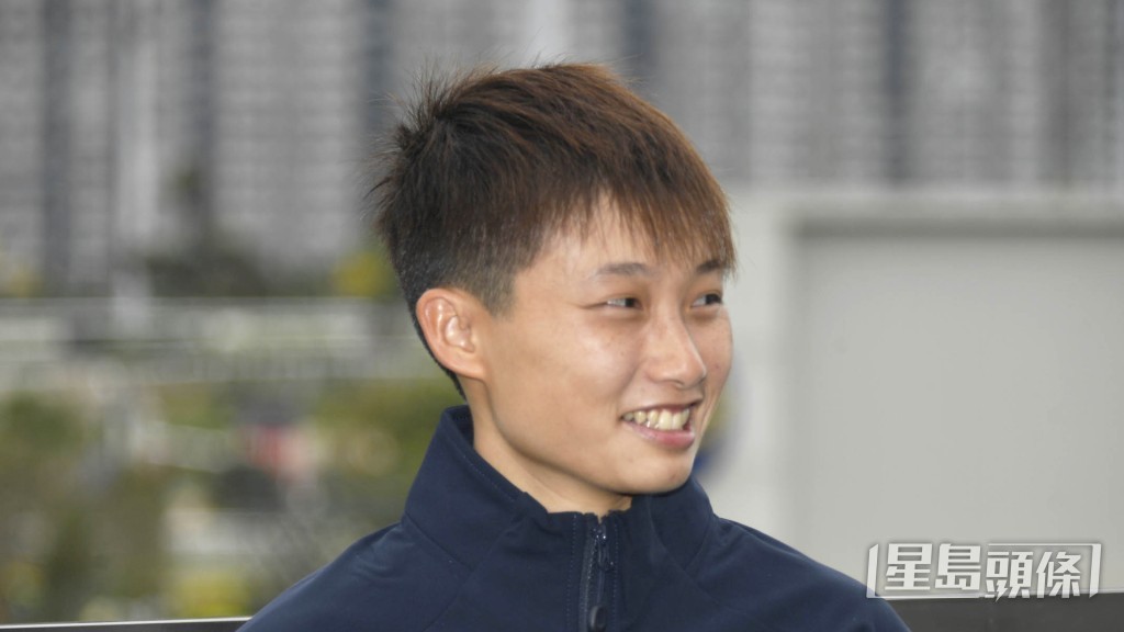  「皇龙飞将」今朝指定袁幸尧亲身出跳，出跳前姚本辉已跟住马匹并一再教路。